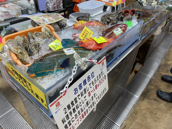 公設市場(カラフルな魚)