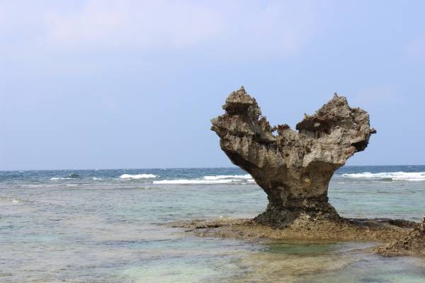 ハートロック 古宇利島のティーヌ浜にあるハート型の岩