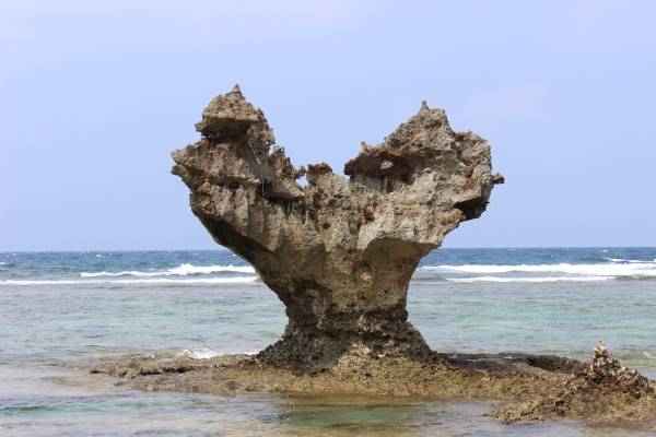 ハートロック 古宇利島のティーヌ浜にあるハート型の岩