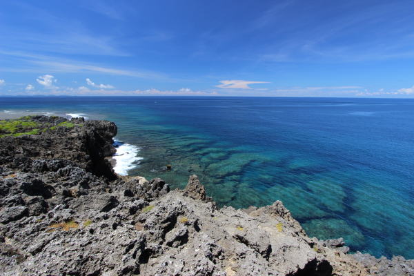 辺戸岬 眼下の海がとってもきれいな沖縄本島最北端の岬