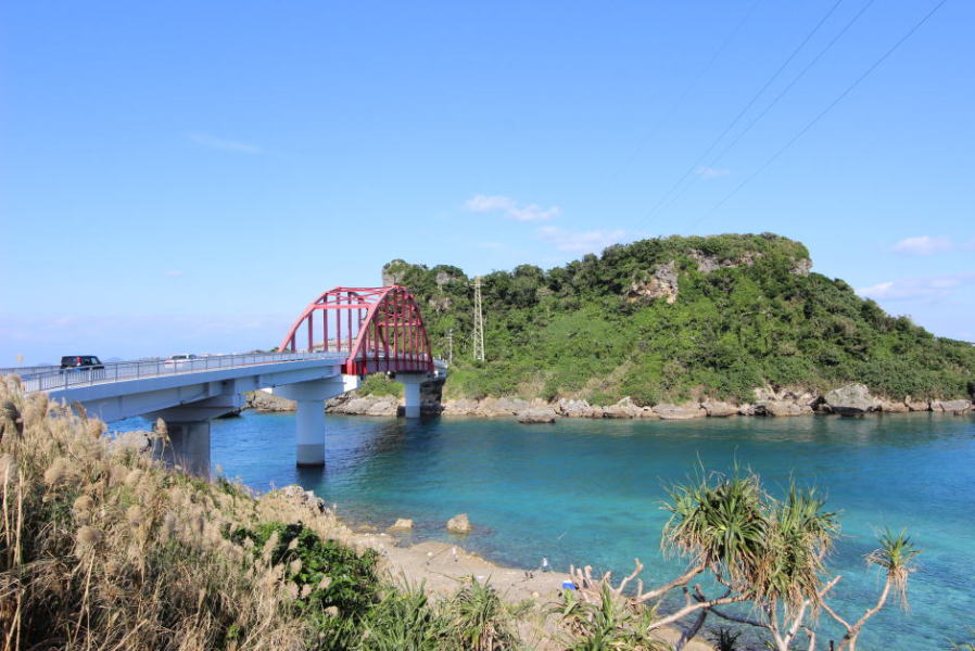 伊計大橋と伊計島