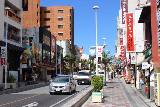 国際通り 沖縄でショッピングとグルメ三昧の賑やかな通り