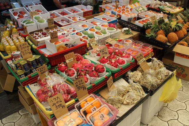 第一牧志公設市場 カラフルな魚や南国フルーツを年中取り扱う沖縄最強市場