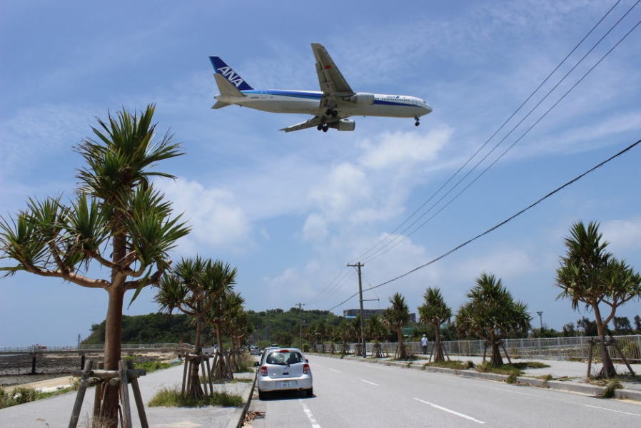迫力ある飛行機の着陸
